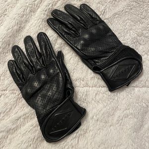 Beetle brand motorcycle gloves. Bought through Wind & Throttle website.